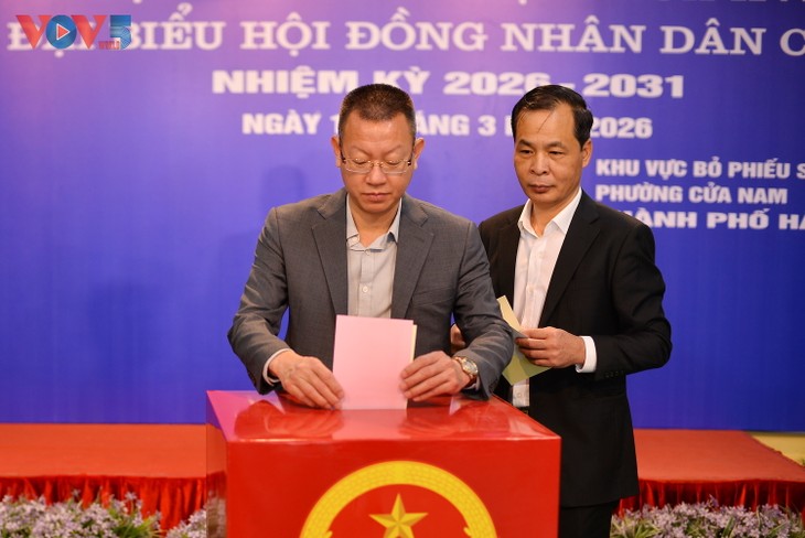 Tổng Giám đốc VOV Đỗ Tiến Sỹ cùng cử tri Hà Nội đi bỏ phiếu tại phường Cửa Nam - ảnh 7