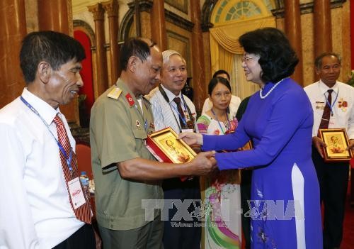 Hanoï organise une rencontre avec les personnes méritantes illustres de la Patrie - ảnh 1