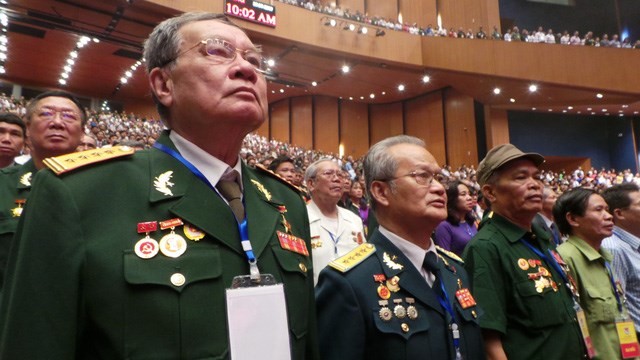 Les dirigeants du Parti et de l’Etat rendent hommage aux morts pour la Patrie - ảnh 1