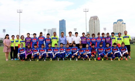 Départ des footballeurs vietnamiens aux entrainements à l’étranger - ảnh 1