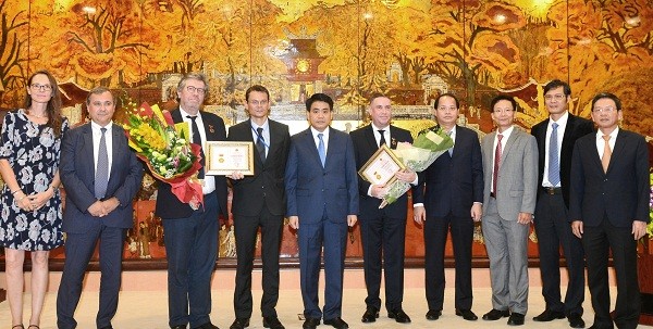 Remise du titre «Pour l’édification de la capitale» à deux Français - ảnh 1