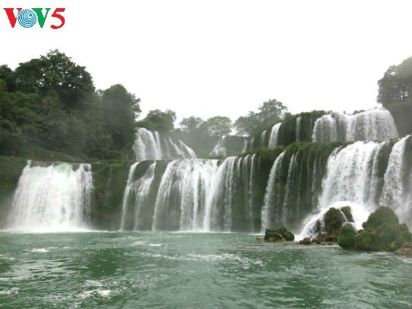 Cao Bang : fête touristique de la cascade de Ban Gioc et festival de chant then et de tinh - ảnh 1