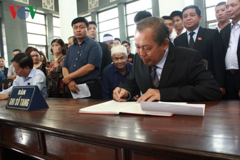 Les dirigeants du Parti et de l’Etat rendent les derniers hommages à Madame Hoàng Thi Minh Hô - ảnh 1