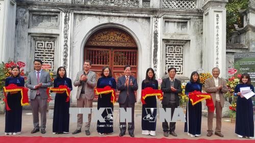 Une auto-présentation en 8 langues installée au Temple de la Littérature  - ảnh 1