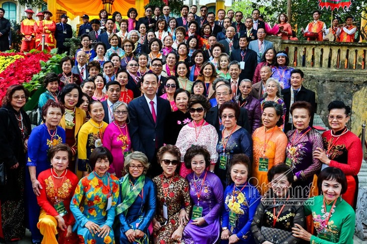 Rencontre avec les Vietkieu à l’approche du Têt - ảnh 1