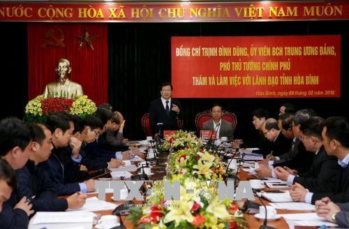 Hoa Binh: Trinh Dinh Dung inspecte la réparation des dégâts du typhon Damrey   - ảnh 1