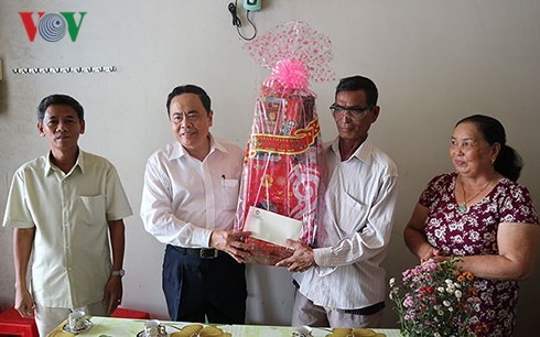 Tran Thanh Man distribue des cadeaux du Têt à Soc Trang - ảnh 1