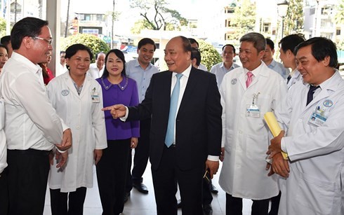 Ho Chi Minh-ville: Nguyen Xuan Phuc se rend à l’hôpital Cho Ray - ảnh 1