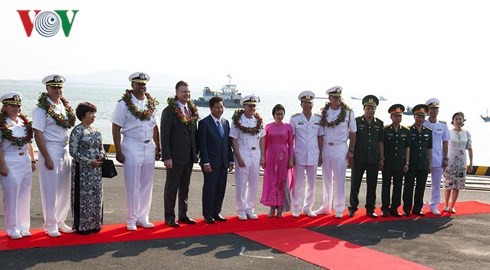 L’USS Carl Vinson mouille au port de Tiên Sa à Dà Nang - ảnh 1