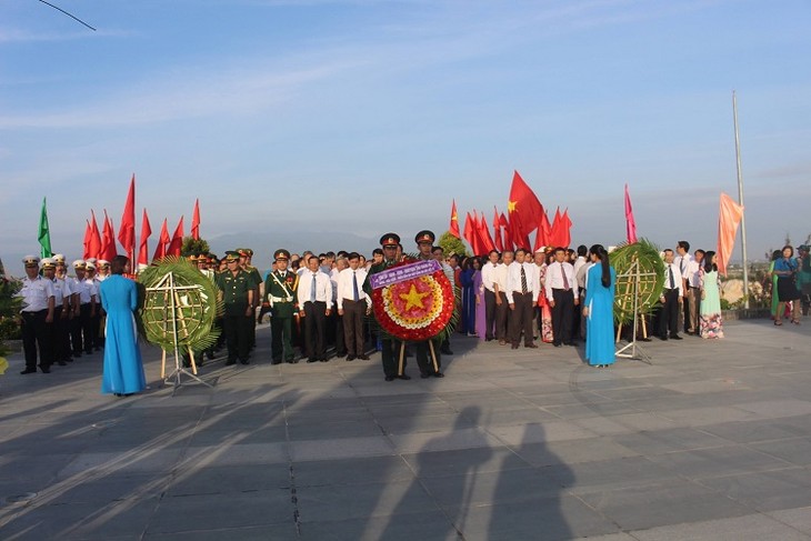 Hommage aux soldats vietnamiens tombés sur le récif de Gac Ma - ảnh 1