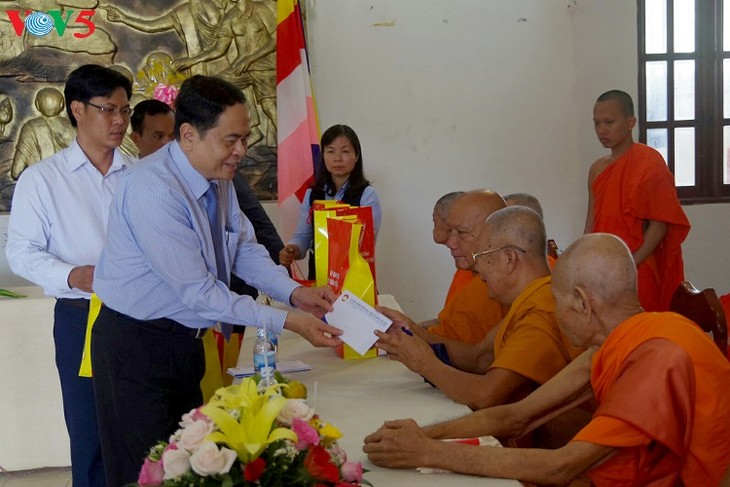 Nouvel an khmer : Trân Thanh Mân présente ses vœux aux Khmers de Trà Vinh - ảnh 1