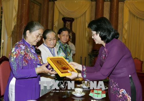 Une délégation de personnes méritantes de la patrie reçue par Dang Thi Ngoc Thinh - ảnh 1