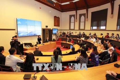 La vice-présidente Dang Thi Ngoc Thinh visite l’Université RMIT en Australie - ảnh 1