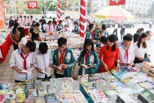 Fête livresque et exposition de photos d’art sur la terre et les habitants de Phu Tho - ảnh 1