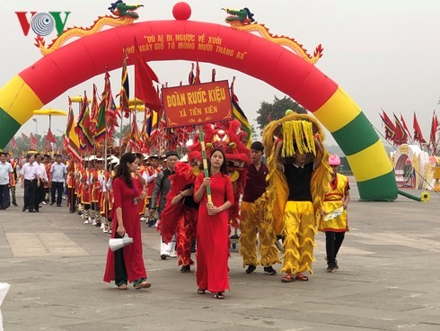 Les touristes s’affluent vers le temple des rois Hùng fondateurs du pays - ảnh 1