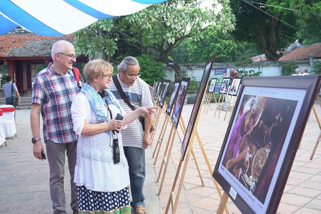 Diverses activités culturelles célébrant la journée de la Libération de la capitale  - ảnh 1