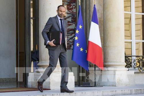 Malgré les gilets jaunes, Edouard Philippe n'entend pas revenir sur la hausse des taxes sur les carburants - ảnh 1