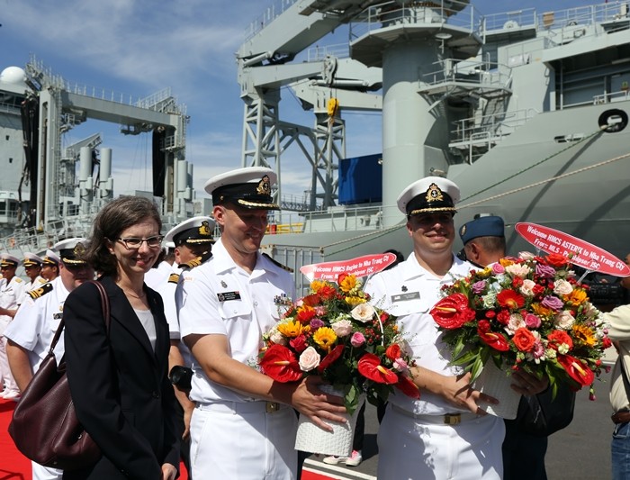 Deux navires de la Marine royale canadienne en visite au Vietnam - ảnh 1