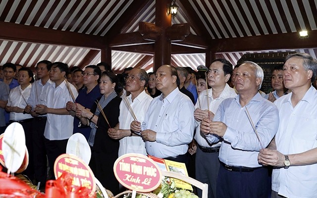 Offrandes d’encens à la mémoire du Président Hô Chi Minh - ảnh 1