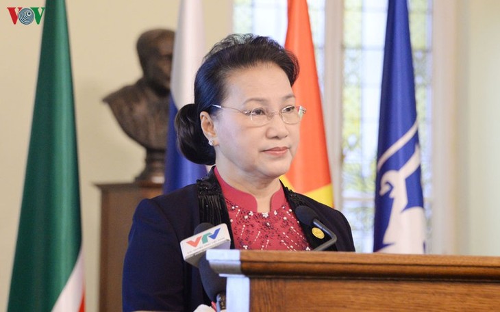 Nguyên Thi Kim Ngân rencontre des étudiants de l’Université de Kazan - ảnh 1