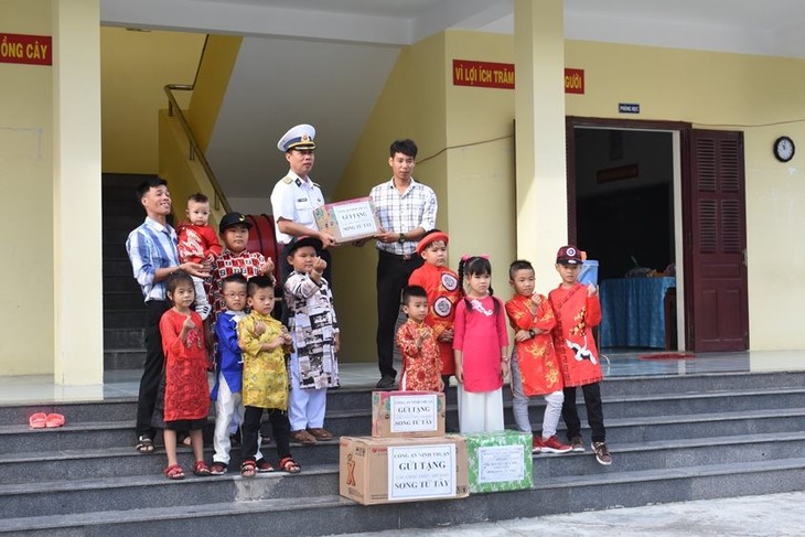 Truong Sa: visite des habitants et militaires à l’approche du Têt - ảnh 1