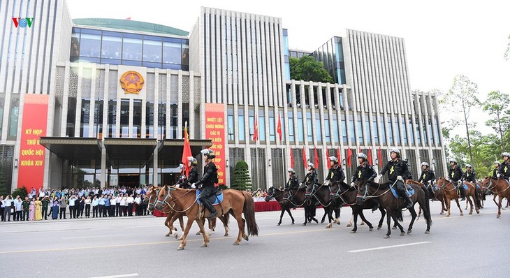 Défilé de la police montée, première unité équestre du Vietnam  - ảnh 1