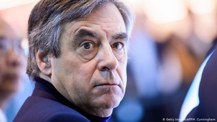 Emplois fictifs: François Fillon jugé coupable et condamné à cinq ans de prison, dont deux fermes - ảnh 1