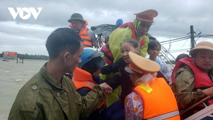 Inondations dans le Centre : 23 morts, 18 disparus - ảnh 1