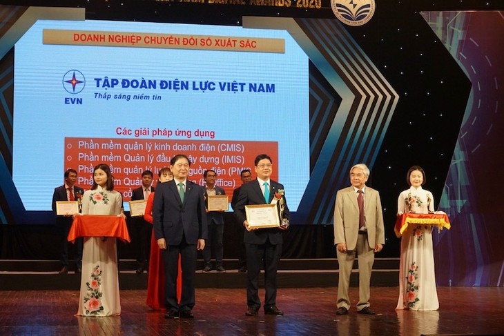 Remise des prix de la Transition numérique du Vietnam 2020 - ảnh 1