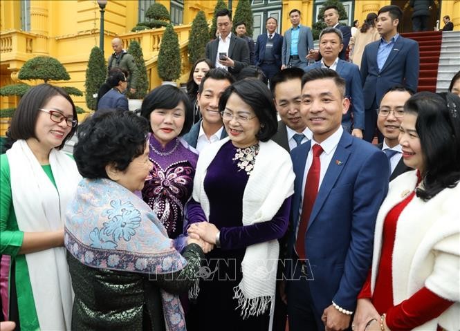 Dang Thi Ngoc Thinh rend hommage aux partenaires des programmes de soutien des enfants en 2020 - ảnh 1