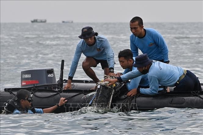 Crash du Boeing 737 en Indonésie: les boîtes noires localisées, plus d’espoir de retrouver des survivants - ảnh 1