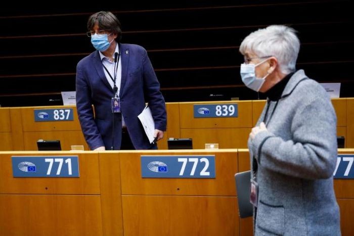 Le Parlement européen lève l’immunité des indépendantistes catalans Carles Puigdemont, Toni Comin et Clara Ponsati - ảnh 1