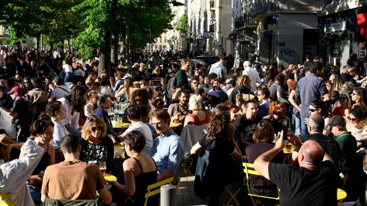 Déconfinement: en terrasse ou au cinéma, la France profite d'un premier souffle de liberté - ảnh 1