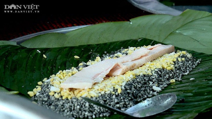 Le banh chung aux plantes médicinales des Muong de Phu Tho - ảnh 2