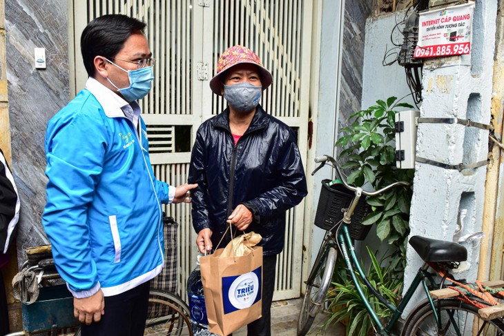 Covid-19: Hanoï offre des repas gratuits aux personnes dans le besoin - ảnh 1