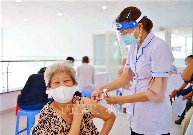 Covid-19: le Vietnam garantit le bien-être de ses seniors - ảnh 1