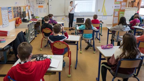 Covid-19: 9.202 classes fermées dans les écoles en France - ảnh 1