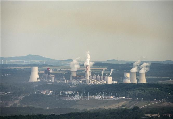 La Commission européenne va prélever une amende sur les fonds européens de la Pologne - ảnh 1