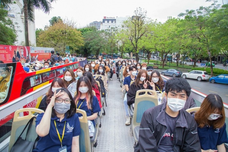 Visiter Hanoi en bus panoramique à double étage - ảnh 1