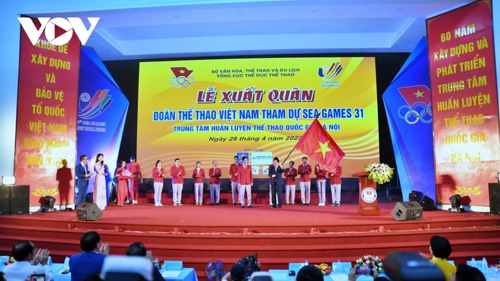 Départ officiel des sportifs vietnamiens aux SEA Games 31 - ảnh 1