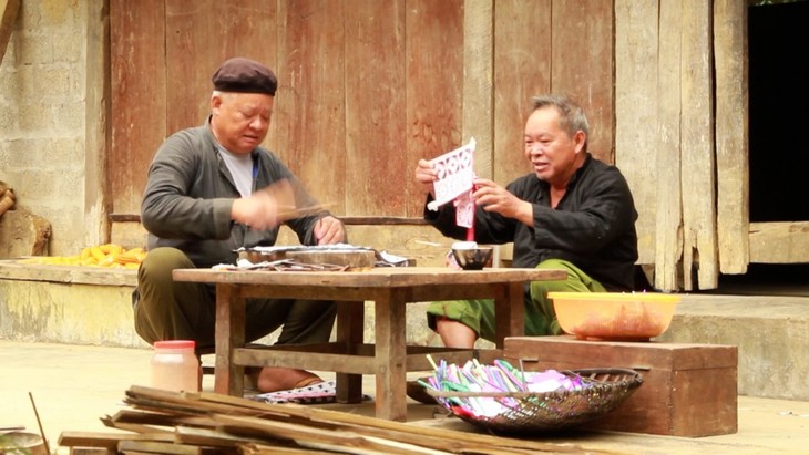 Les tableaux et les maquettes en papier des Nùng Din - ảnh 2