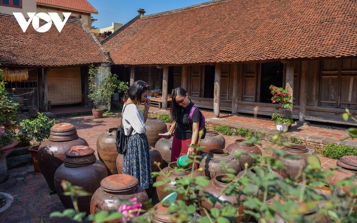 Visite de l’ancien village de Duong Lâm - ảnh 2