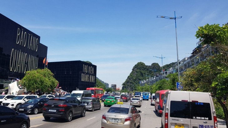 La baie d’Halong accueille un nombre record de touristes - ảnh 1