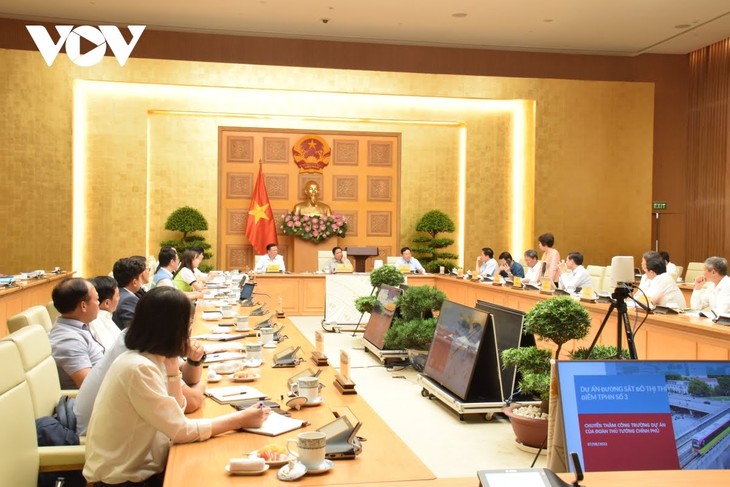 Pham Minh Chinh inspecte le projet de chemin de fer urbain Nhôn-La gare de Hanoï - ảnh 1