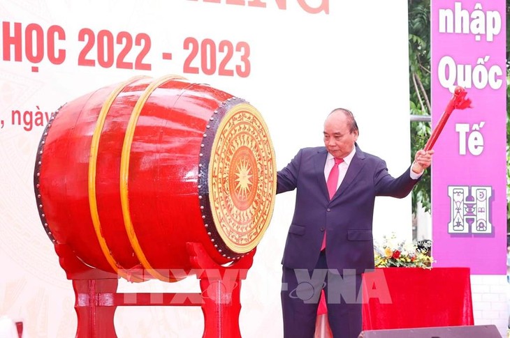 Rentrée 2022: Nguyên Xuân Phuc et Pham Minh Chinh rendent visite à certaines écoles à Hanoï - ảnh 1