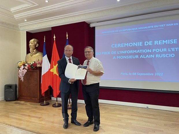 Remise du Prix de l’information pour l’étranger 2021 à l’historien Alain Ruscio - ảnh 1