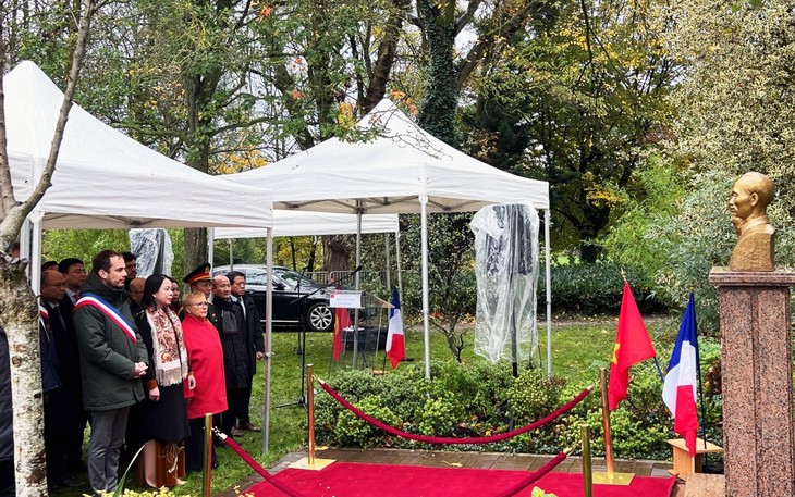 Vo Thi Anh Xuân dépose une gerbe de fleurs devant le buste du Président Hô Chi Minh à Montreuil - ảnh 1