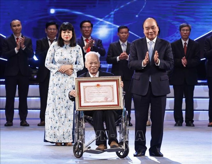 Remise de prix dans le domaine des sciences et technologies - ảnh 1