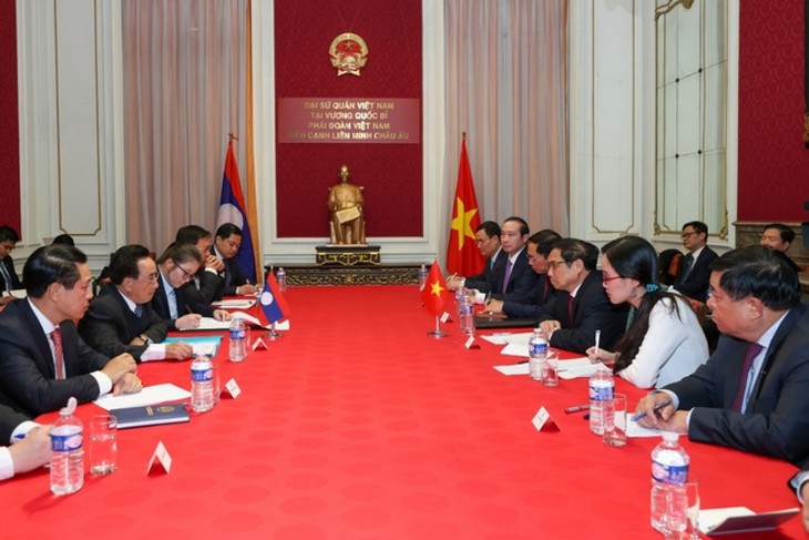 Pham Minh Chinh rencontre Phankham Viphavanh et la diaspora vietnamienne - ảnh 1