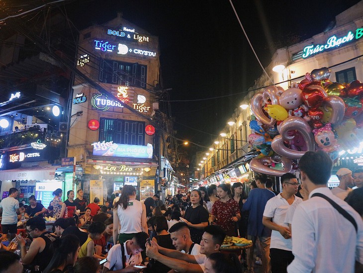 'Ngã tư quốc tế' đông khách Việt - ảnh 1